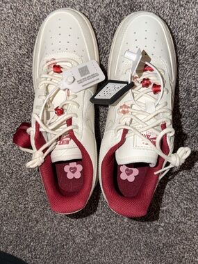Nike White Low-Top Sneakers with Burgundy Accents